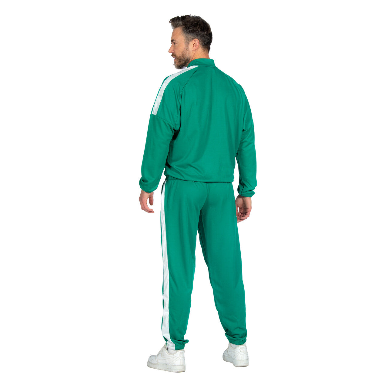 Op deze afbeelding zie je een Kostuums, van het merk Wilbers. Squid Game Deelnemer Trainingspak Groen Met 5 Badges Volwassene Kostuum