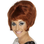 Op deze afbeelding zie je een Accessoires, van het merk Smiffy's. 60s Beehive Pruik Roodbruin