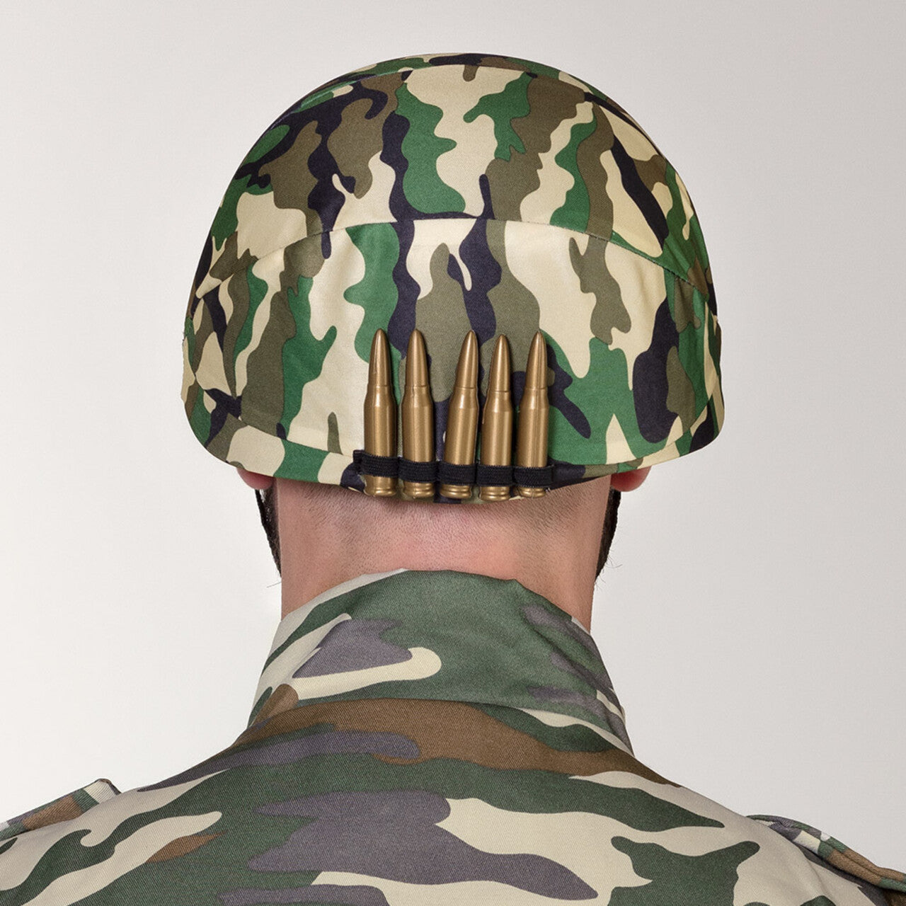 Op deze afbeelding zie je een Accessoires, van het merk Boland. Camo Helm Militair Met 5 Kogels