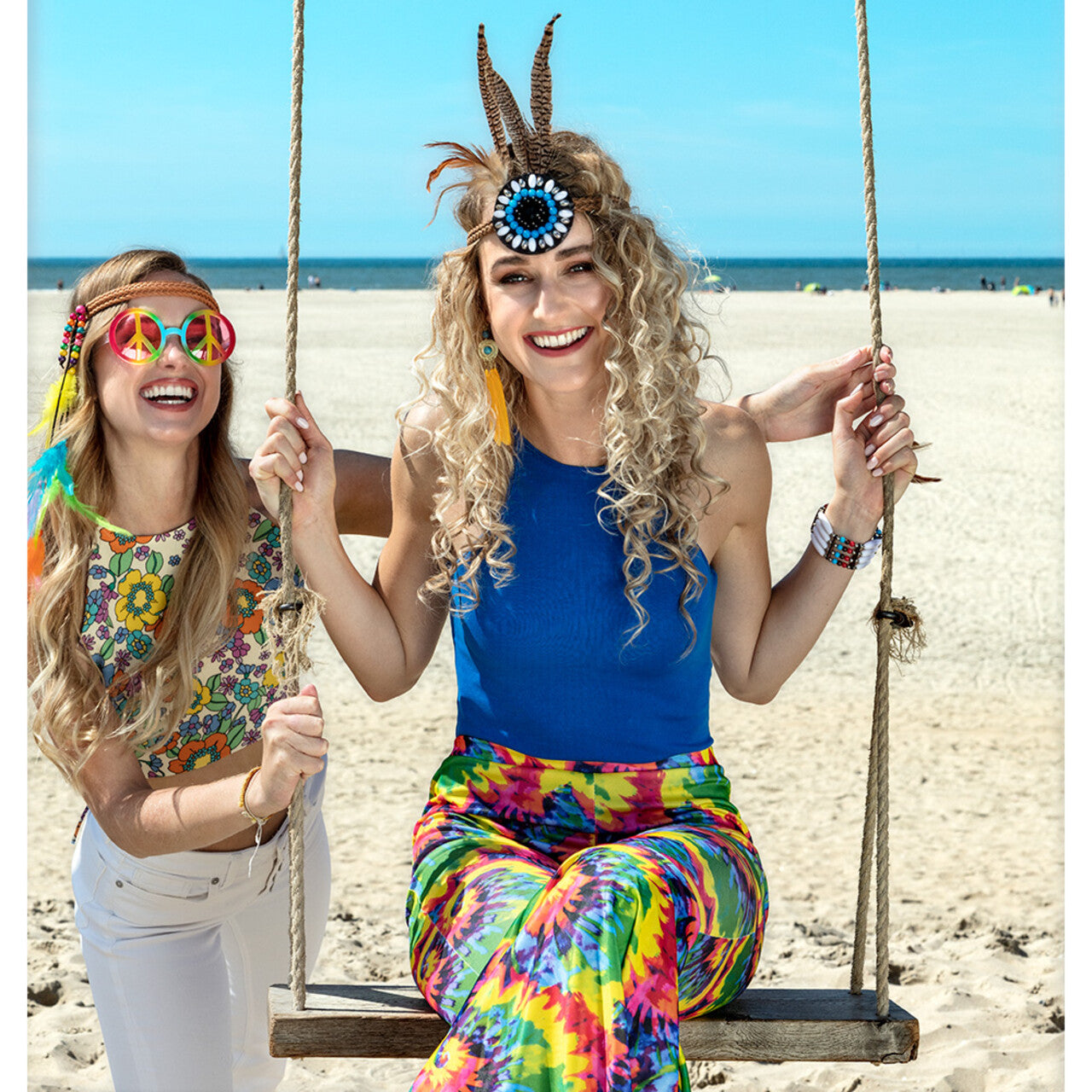 Op deze afbeelding zie je een Kostuums, van het merk Boland. Kleurige Tie Dye Wijde Pijpen Broek Vrouw