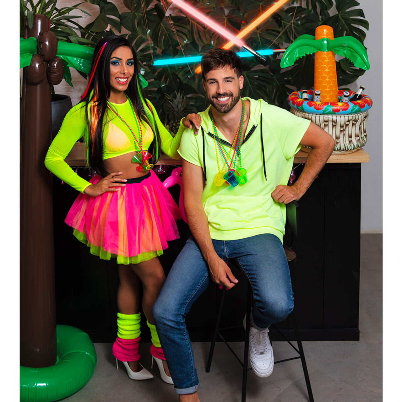 Op deze afbeelding zie je een Accessoires, van het merk Boland. Paar Beenwarmers Basic Neonroze Uv