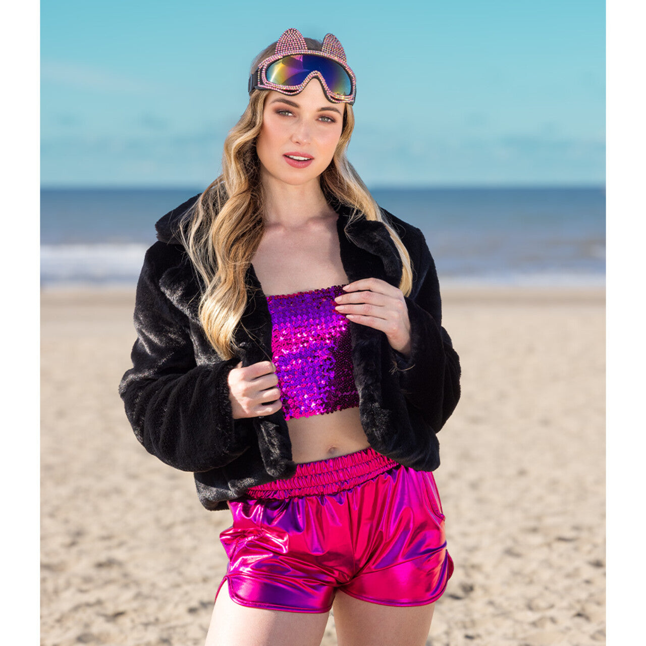 Op deze afbeelding zie je een Kostuums, van het merk Boland. Hotpants Metallic Shiny Sports Roze Vrouw