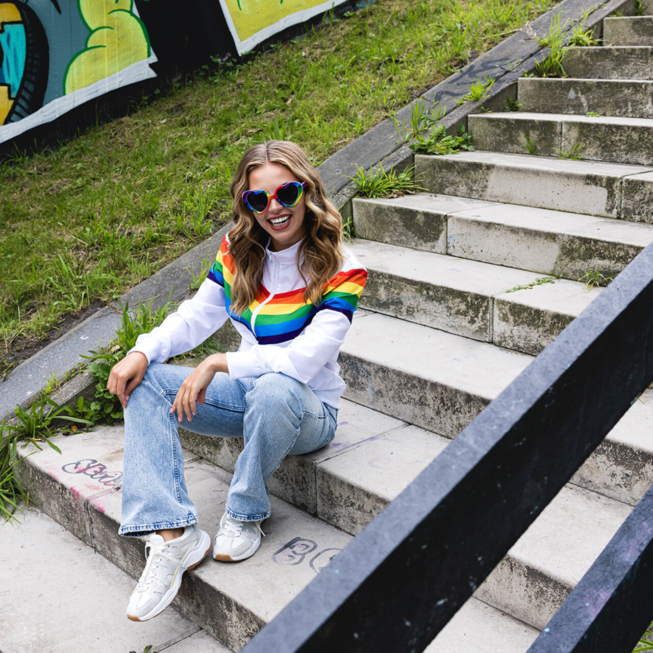 Op deze afbeelding zie je een Accessoires, van het merk Boland. Partybril Rainbow Heart