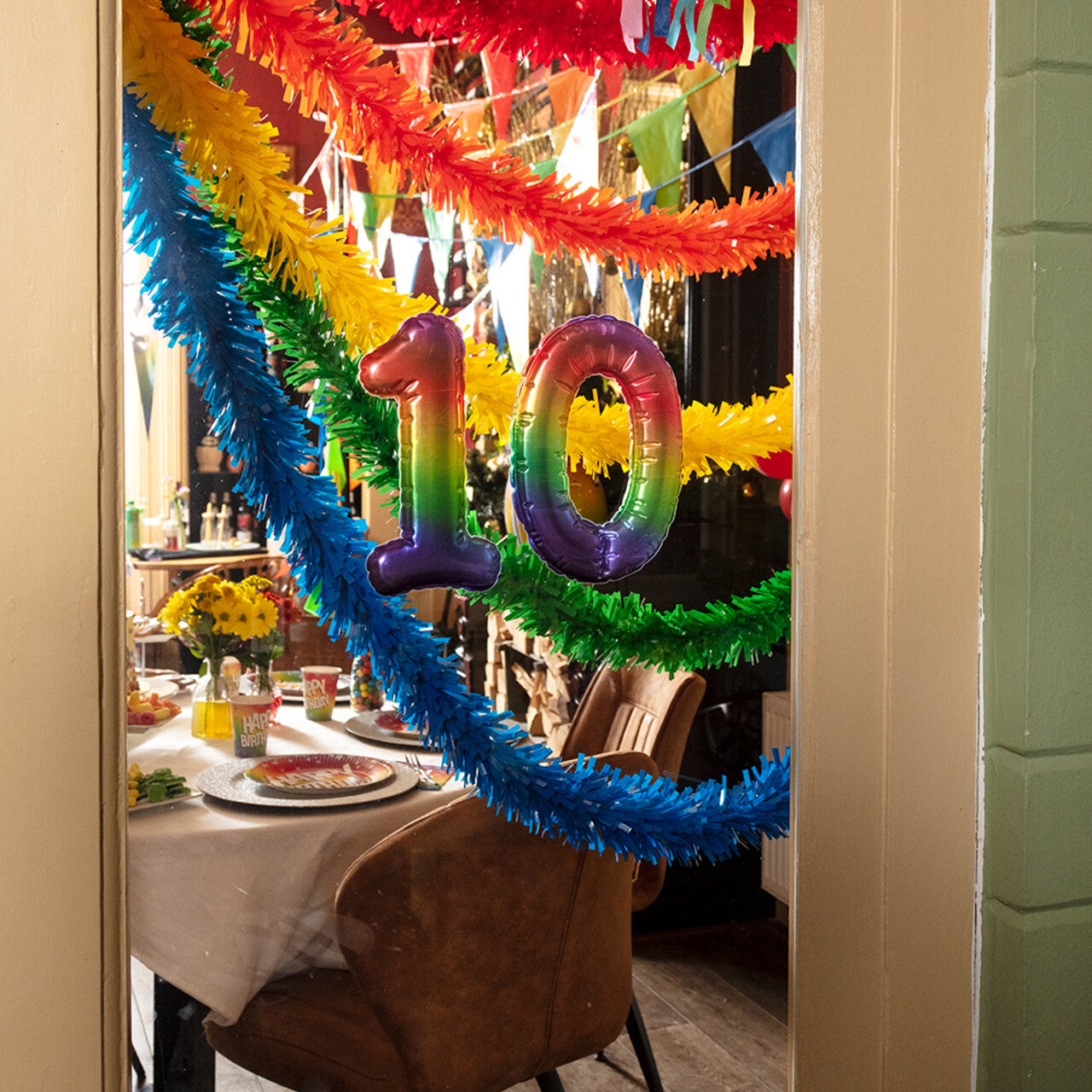 Op deze afbeelding zie je een Decoratie, van het merk Boland. Pvc Boa Slinger Rood