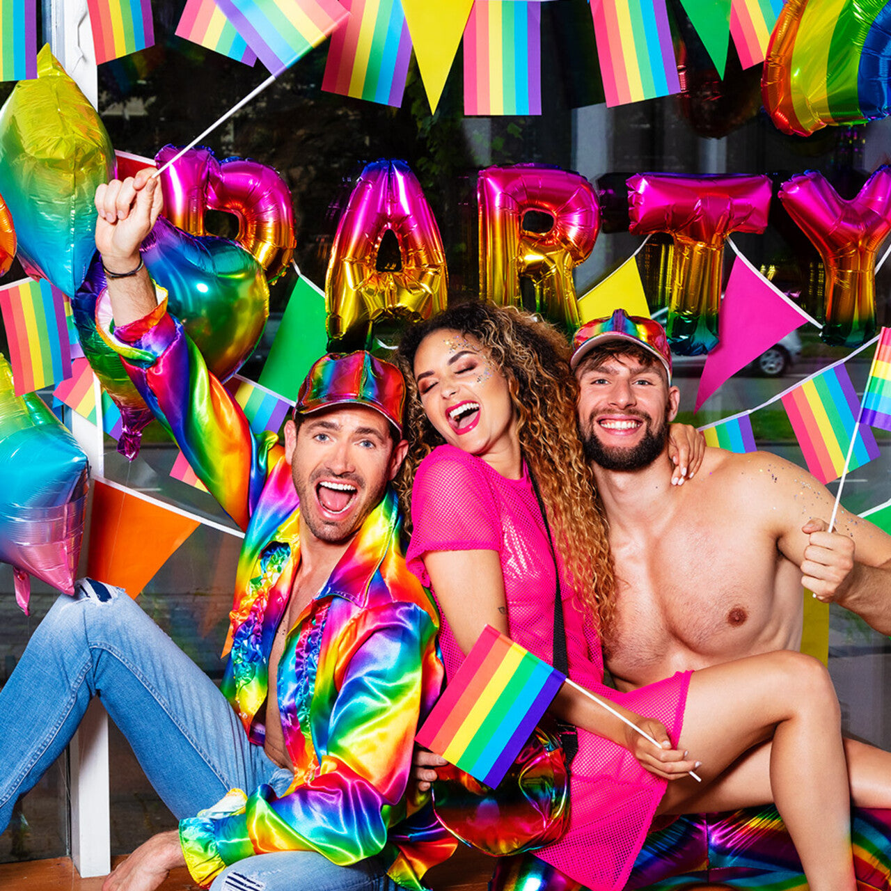 Op deze afbeelding zie je een Decoratie, van het merk Boland. Set 6 Papieren Zwaaivlaggen Regenboog Klein