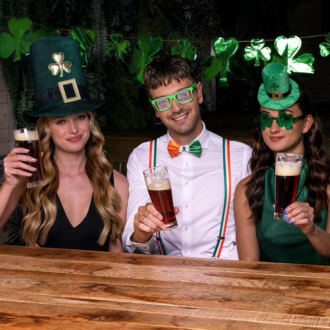 Op deze afbeelding zie je een Accessoires, van het merk Boland. St. Patricks Day Klaver Bril