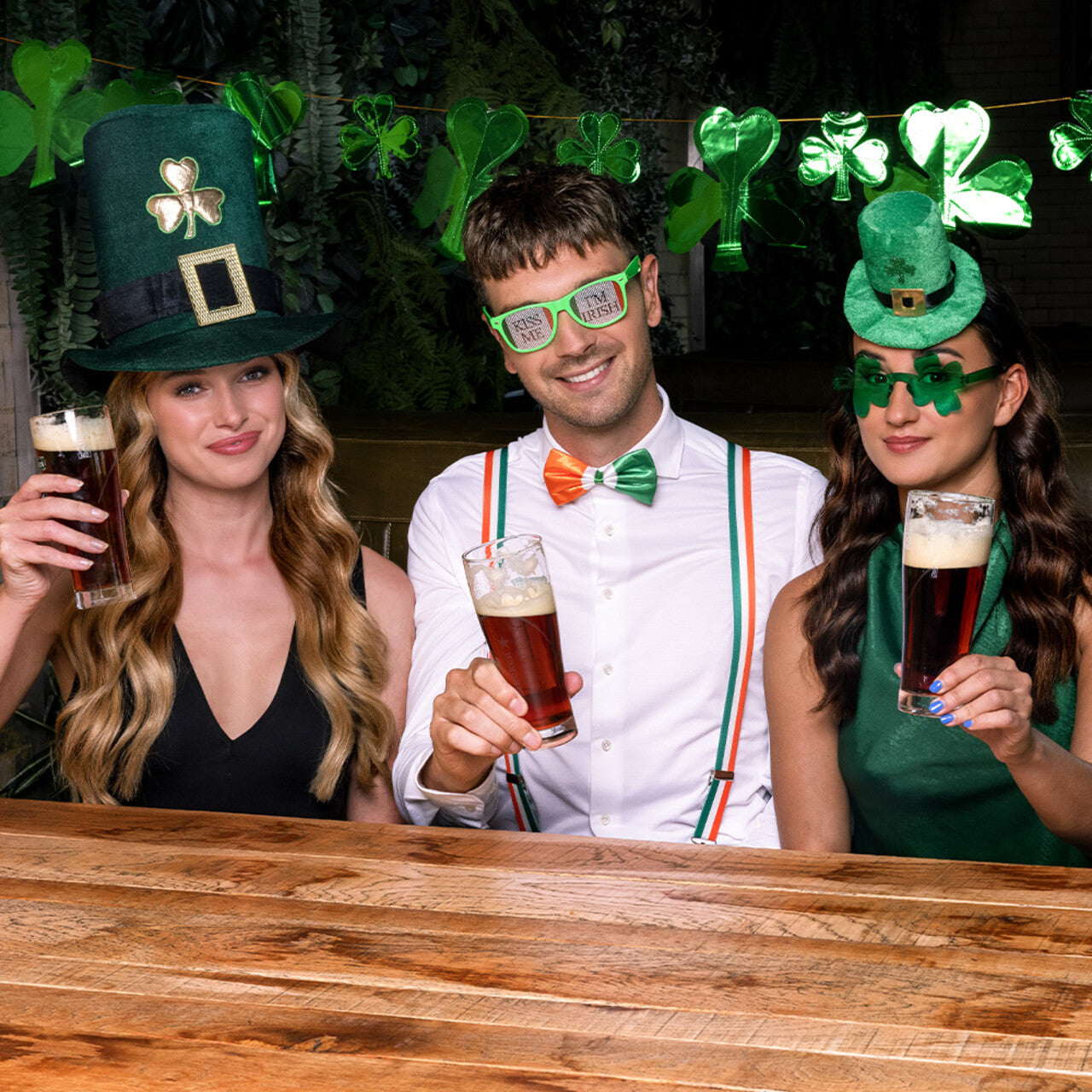 Op deze afbeelding zie je een Accessoires, van het merk Boland. Kiss Me Im Irish Set