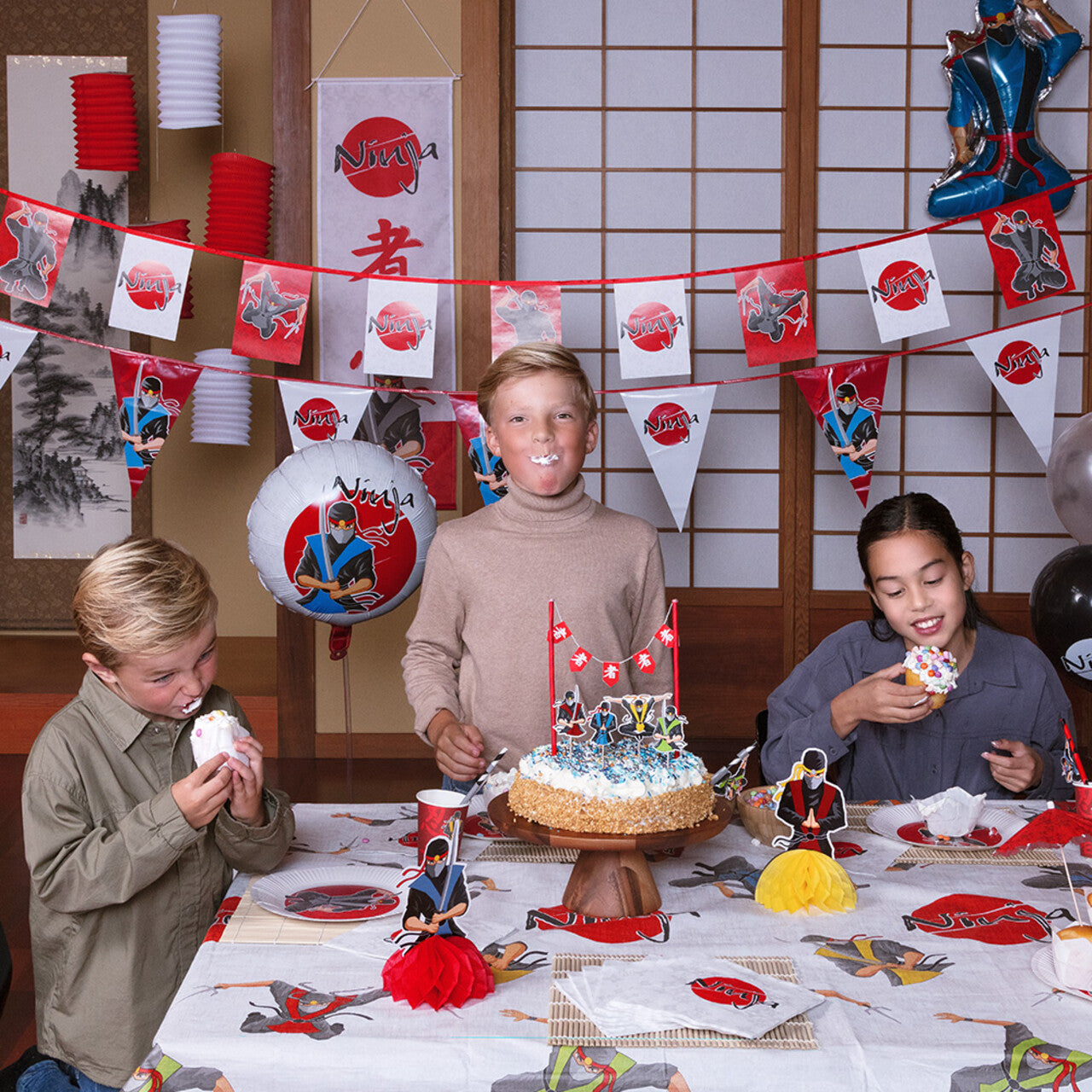 Op deze afbeelding zie je een Decoratie, van het merk Boland. Folieballon Ninja Party
