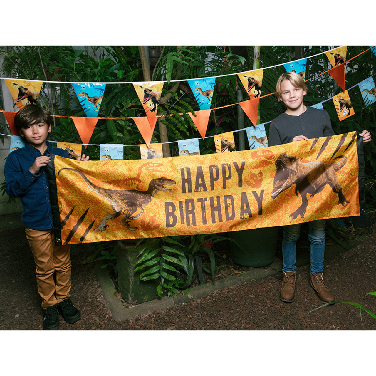 Op deze afbeelding zie je een Decoratie, van het merk Boland. Papieren Vlaggenlijn Dinosaurus Party