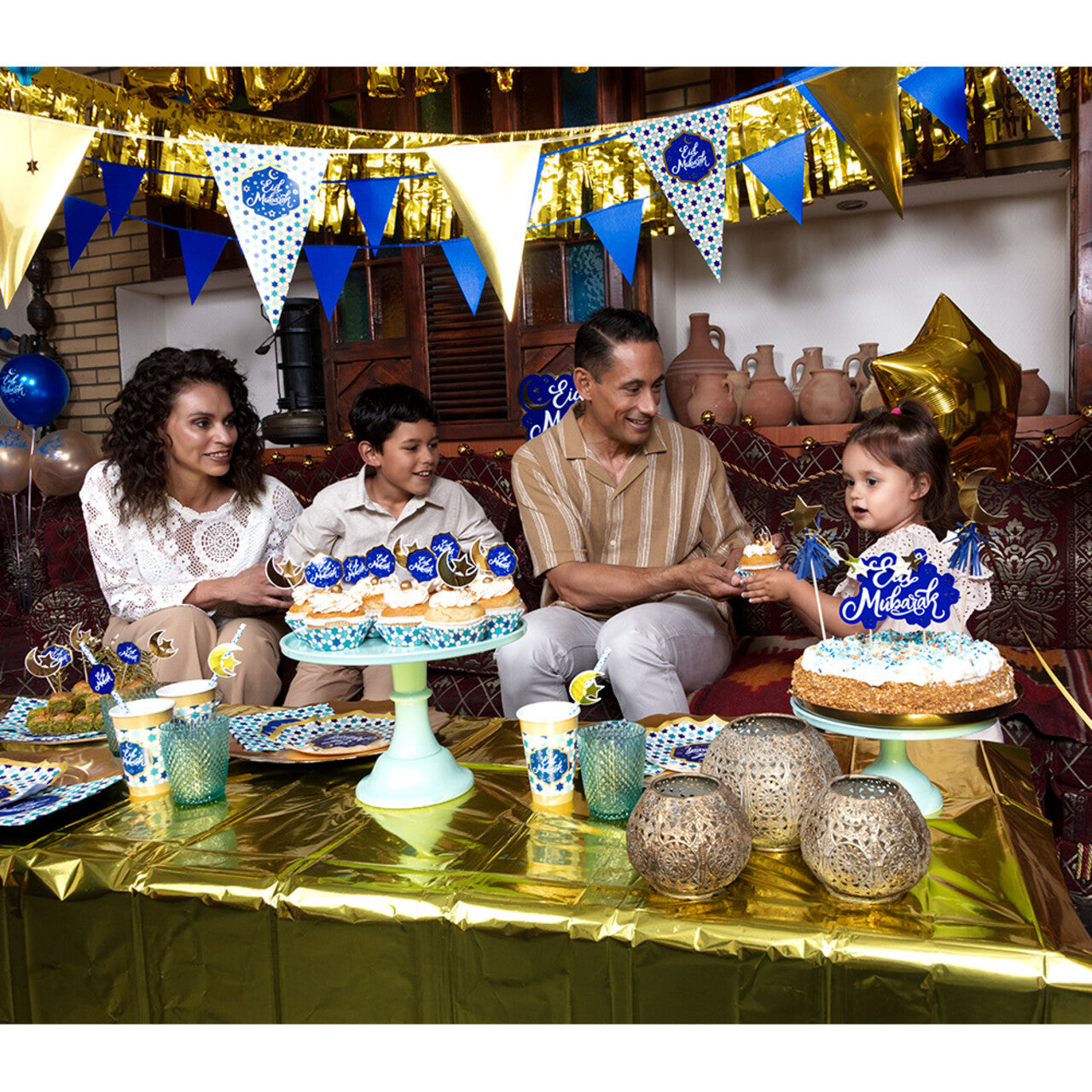 Op deze afbeelding zie je een Decoratie, van het merk Boland. Folie Vlaggenlijn Eid Mubarak Blauw / Goud