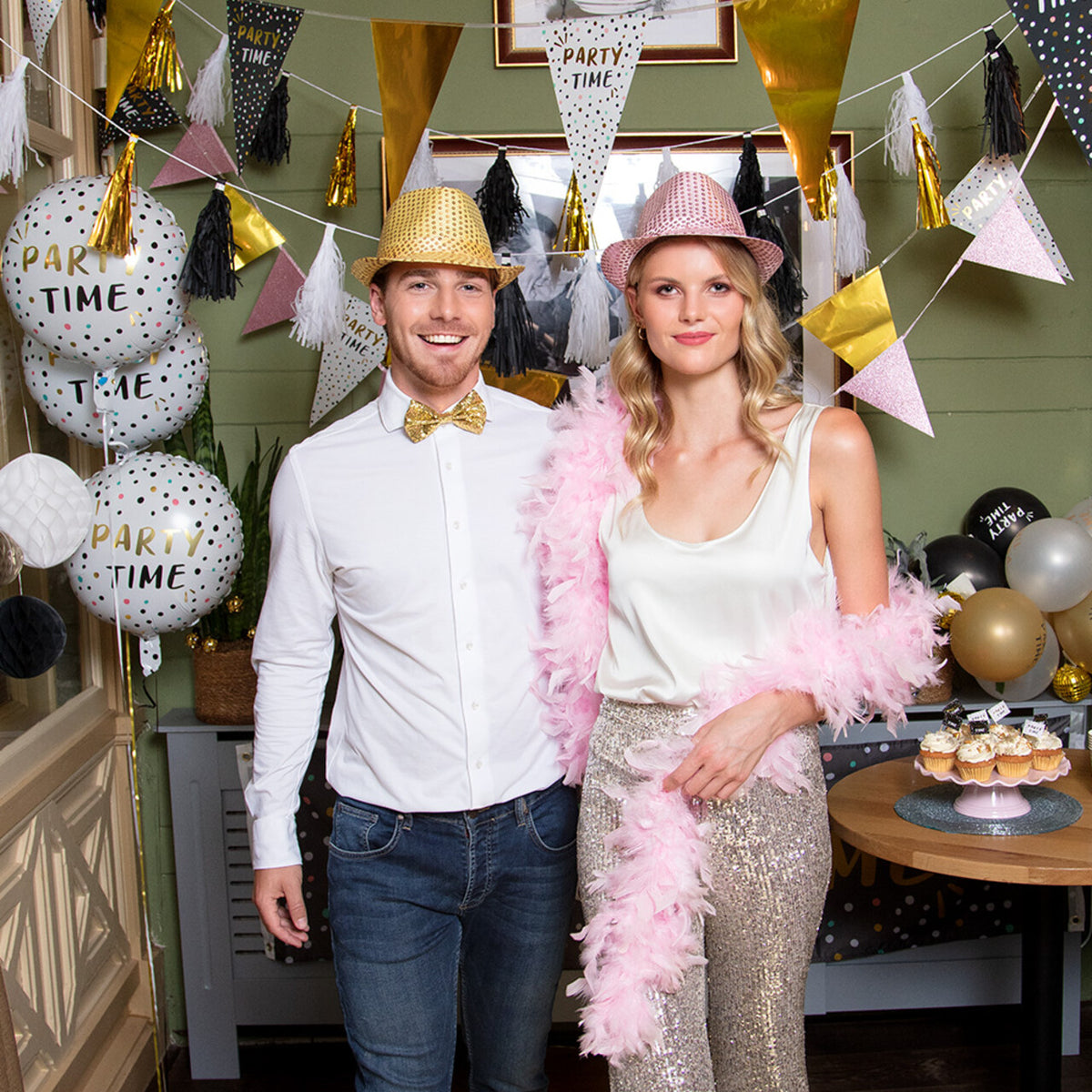 Op deze afbeelding zie je een Accessoires, van het merk Boland. Boa Lichtroze Party Chic