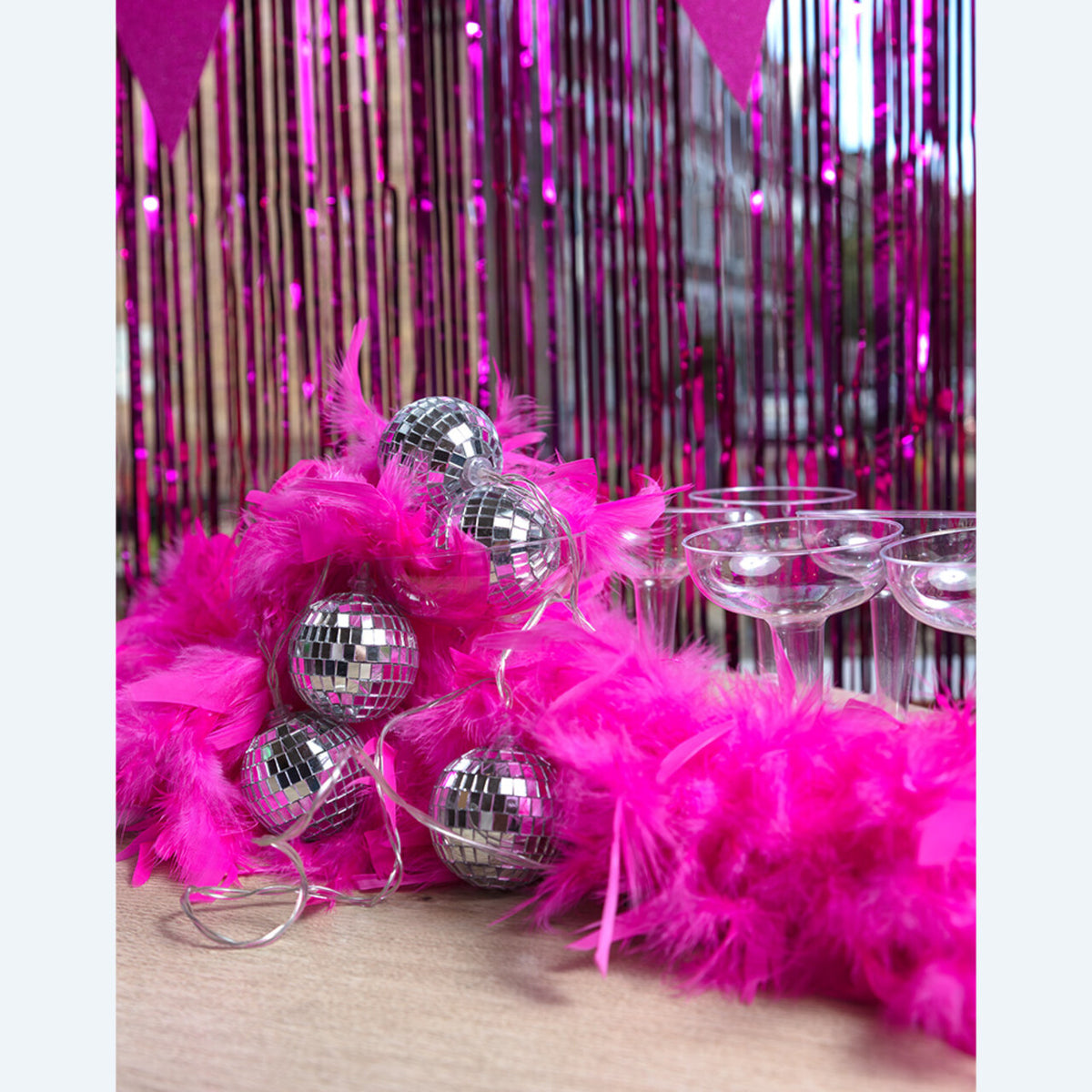 Op deze afbeelding zie je een Accessoires, van het merk Boland. Boa Candy Sweet Neonroze Uv