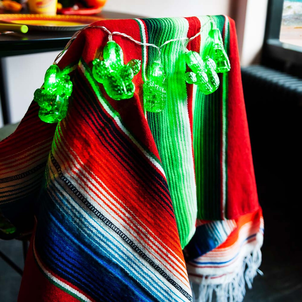 Op deze afbeelding zie je een Kostuums, van het merk Boland. Poncho Diego Man