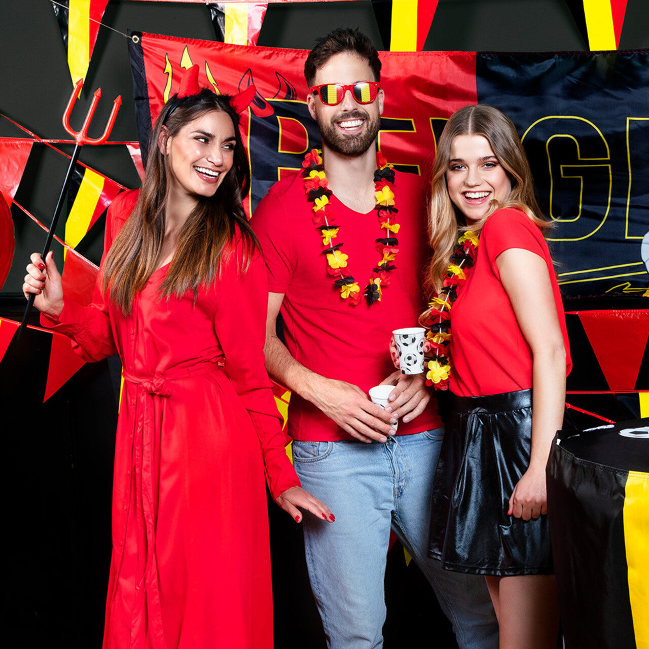 Op deze afbeelding zie je een Decoratie, van het merk Boland. Pe Vlaggenlijn België Zwart Geel Rood