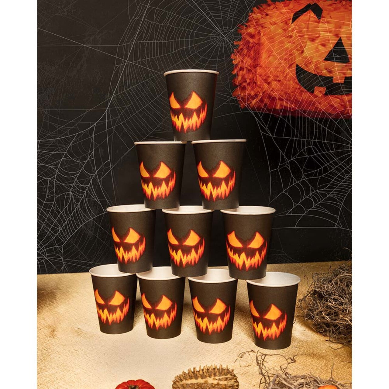 Op deze afbeelding zie je een Decoratie, van het merk Boland. Set 10 Papieren Bekertjes Creepy Pumpkin