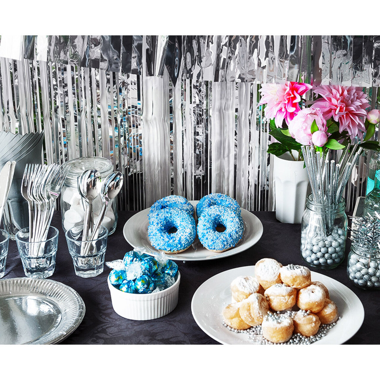 Op deze afbeelding zie je een Decoratie, van het merk Boland. Metallic Franje Slinger Zilver Party