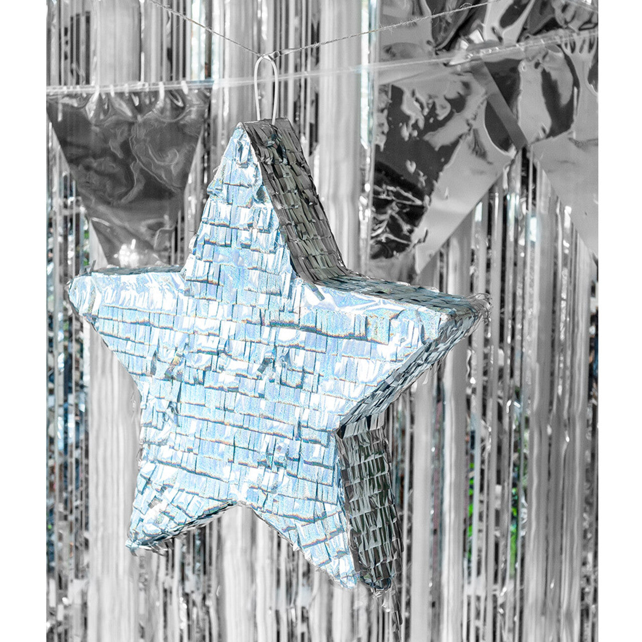Op deze afbeelding zie je een Decoratie, van het merk Boland. Folie Vlaggenlijn Met Grote Vlaggen Metallic Zilver
