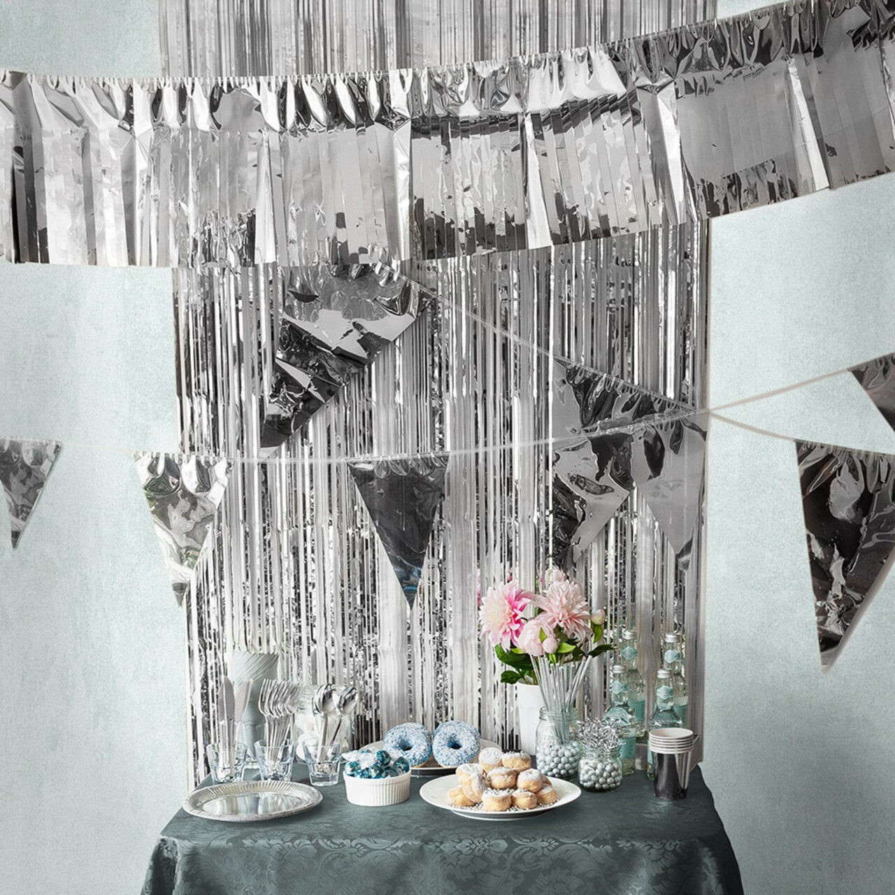 Op deze afbeelding zie je een Decoratie, van het merk Boland. Folie Vlaggenlijn Met Grote Vlaggen Metallic Zilver
