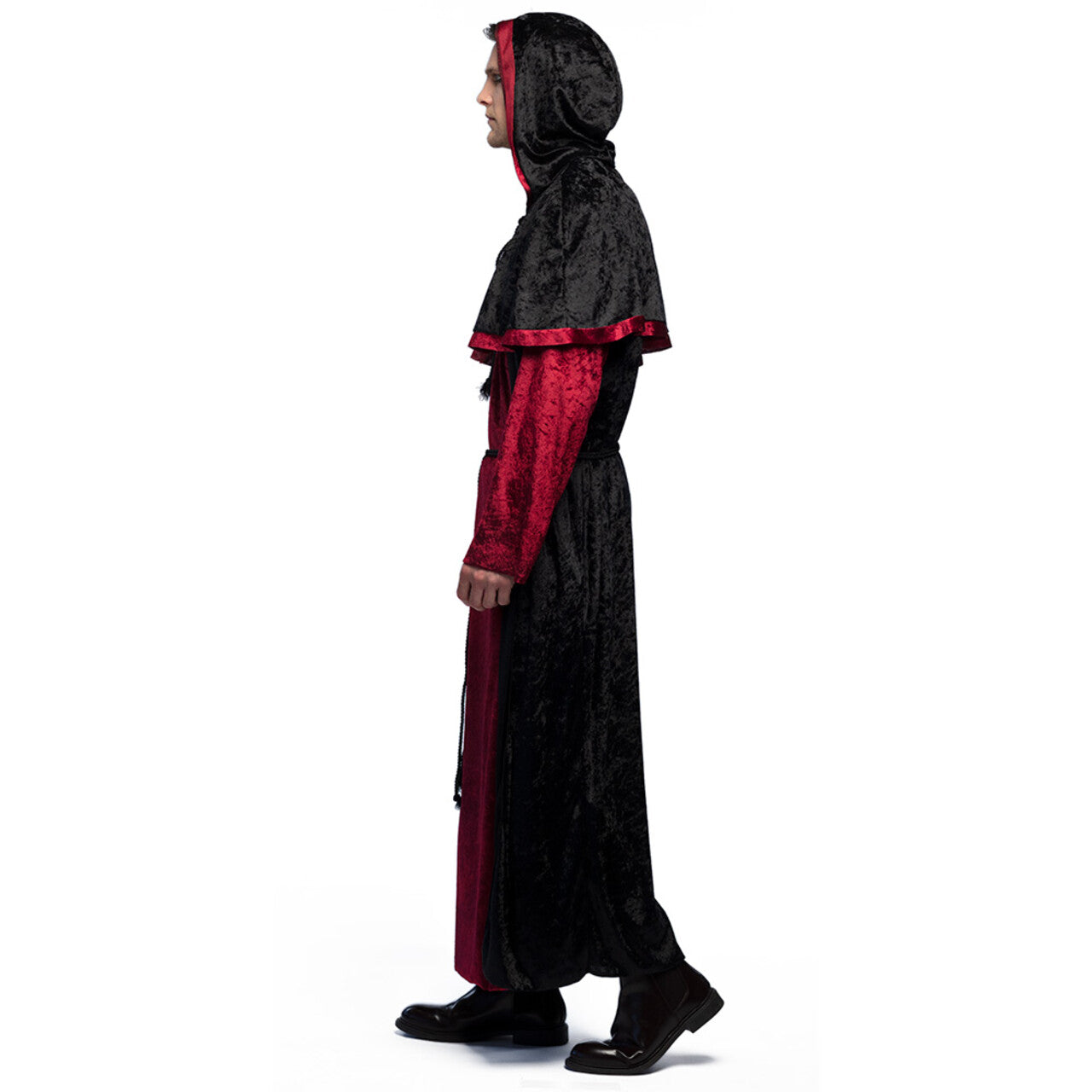 Op deze afbeelding zie je een Kostuums, van het merk Boland. Zwarte Magie Necromancer Kostuum