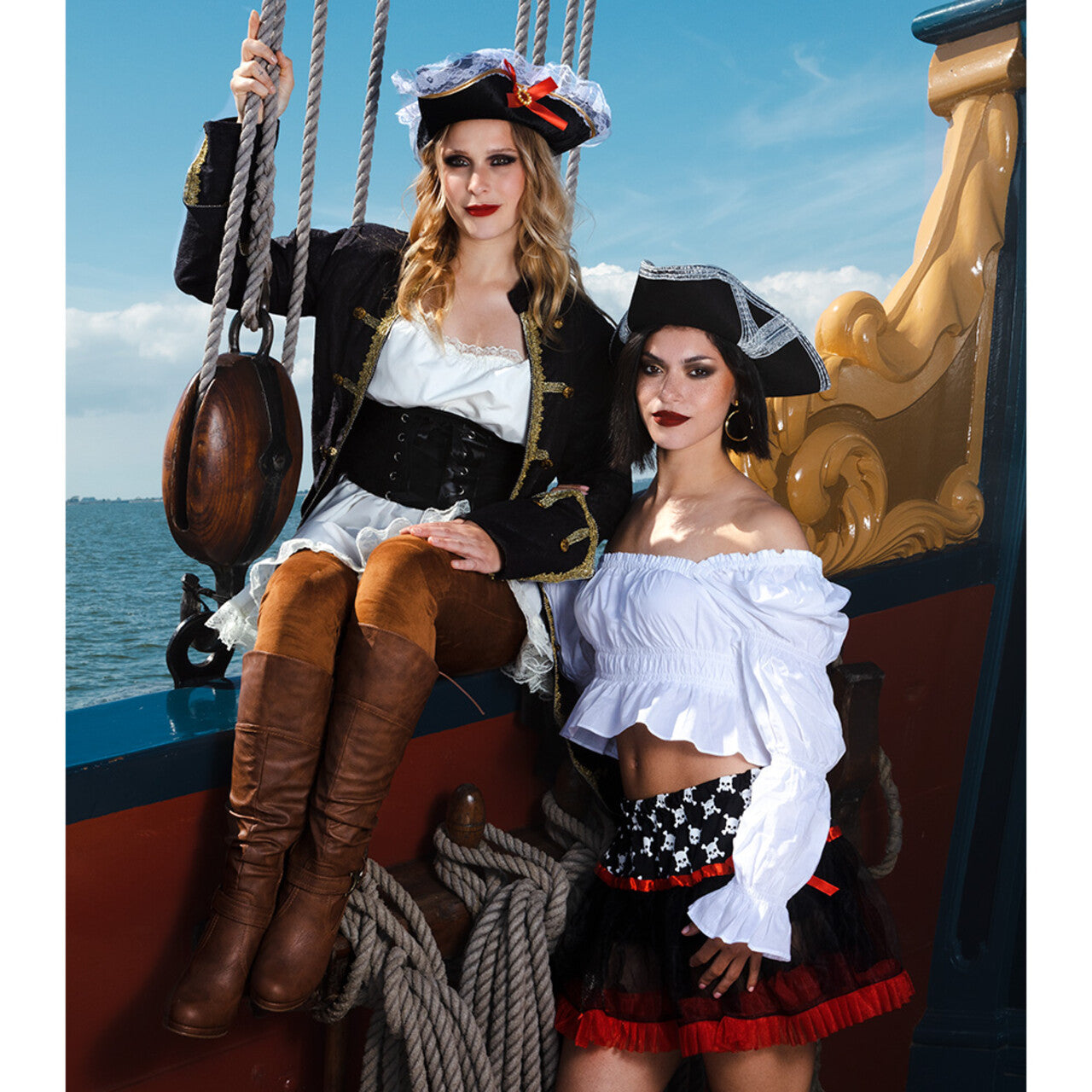 Op deze afbeelding zie je een Accessoires, van het merk Boland. Piratenhoed Stacey Gold