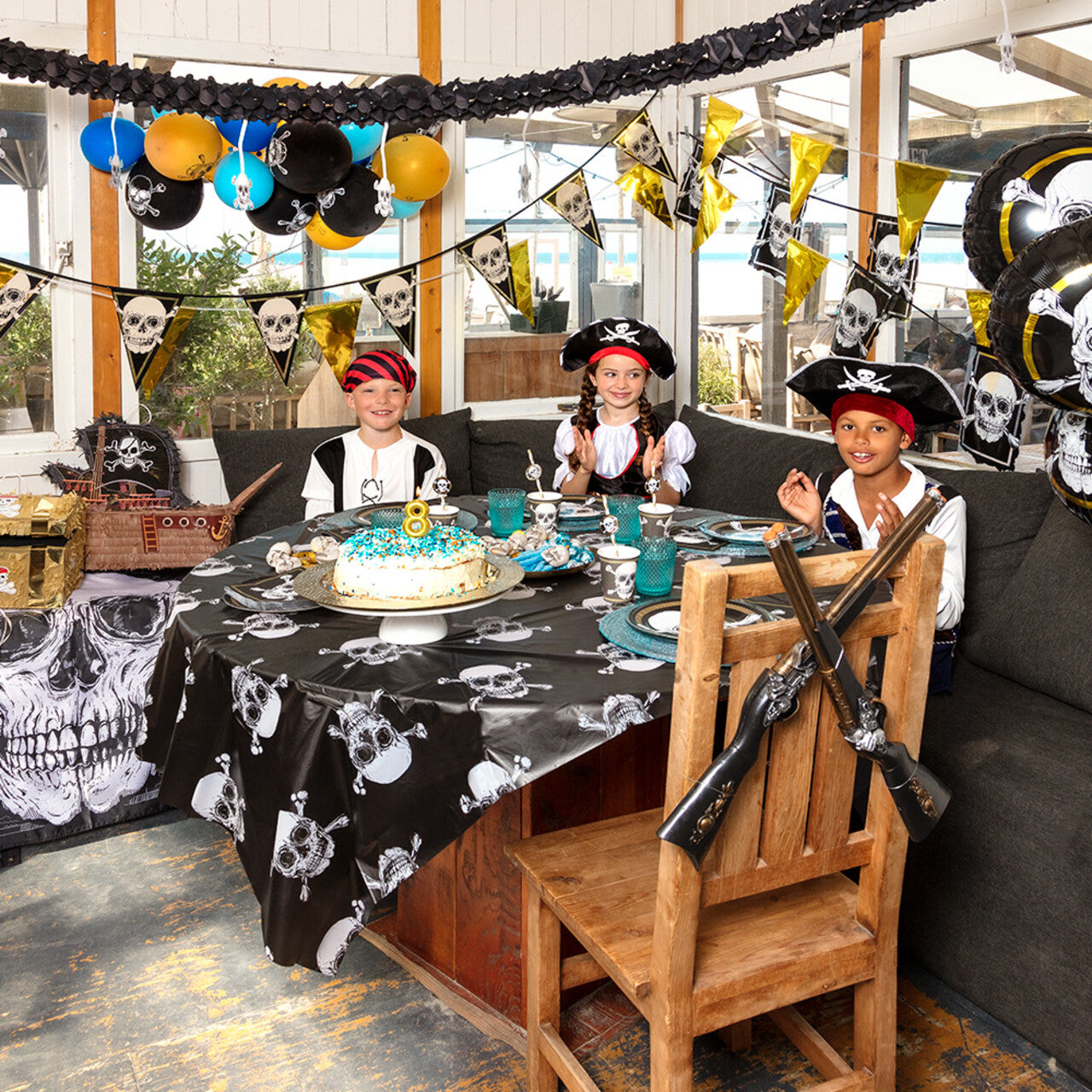 Op deze afbeelding zie je een Kostuums, van het merk Boland. Piraat Annie De Schat Meisje Kostuum