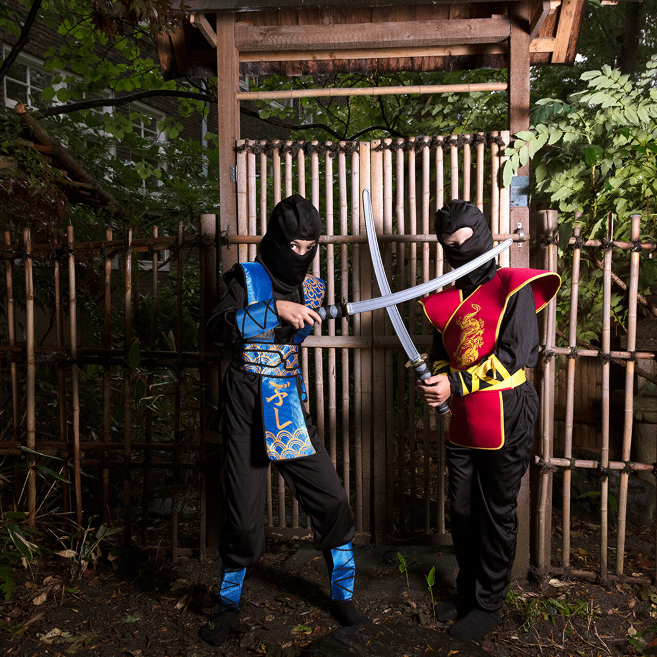 Op deze afbeelding zie je een Kostuums, van het merk Boland. Royal Ninja Azul Kind Kostuum