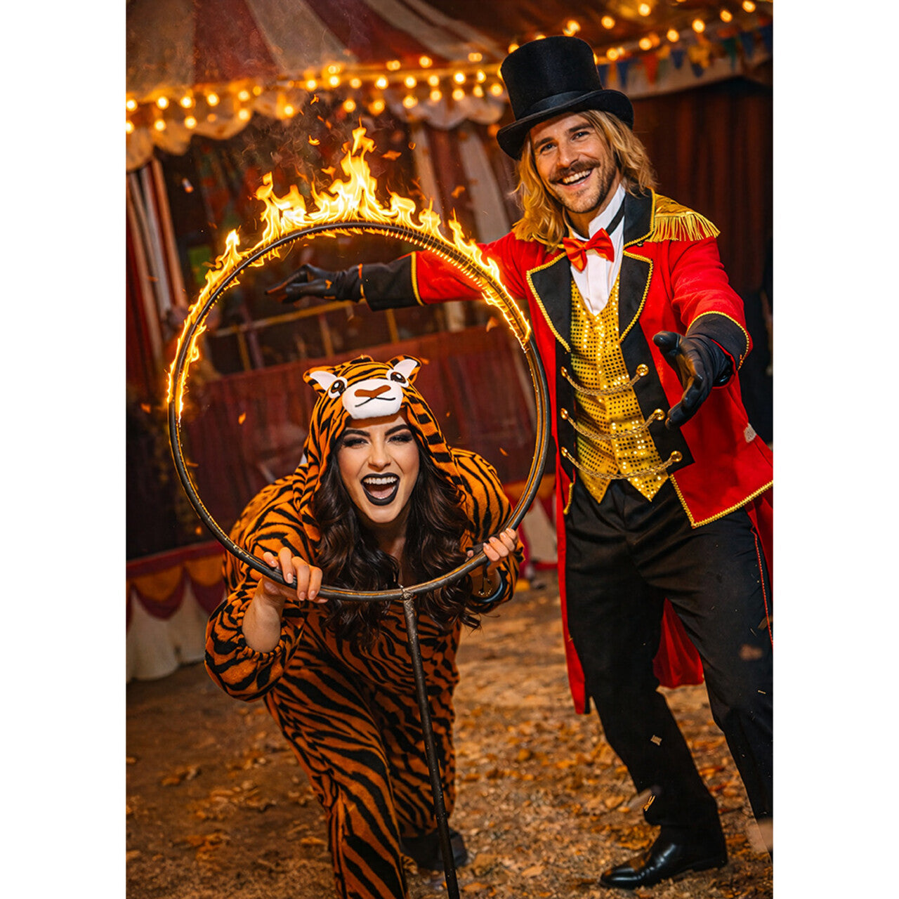 Op deze afbeelding zie je een Kostuums, van het merk Boland. Circus Directeur Always A Blast Man Kostuum