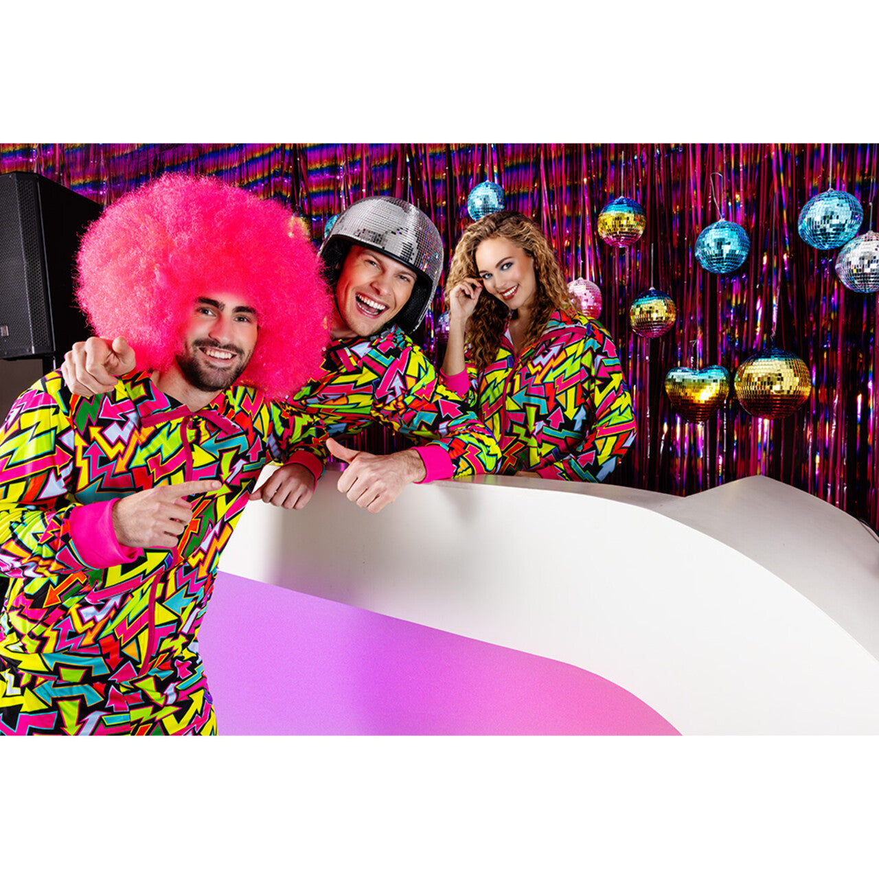 Op deze afbeelding zie je een Accessoires, van het merk Boland. Candy! Neon Roze Pruik (Uv Blacklight)