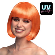 Op deze afbeelding zie je een Accessoires, van het merk Boland. Pruik Cabaret Jaren 20 Bob Oranje Uv