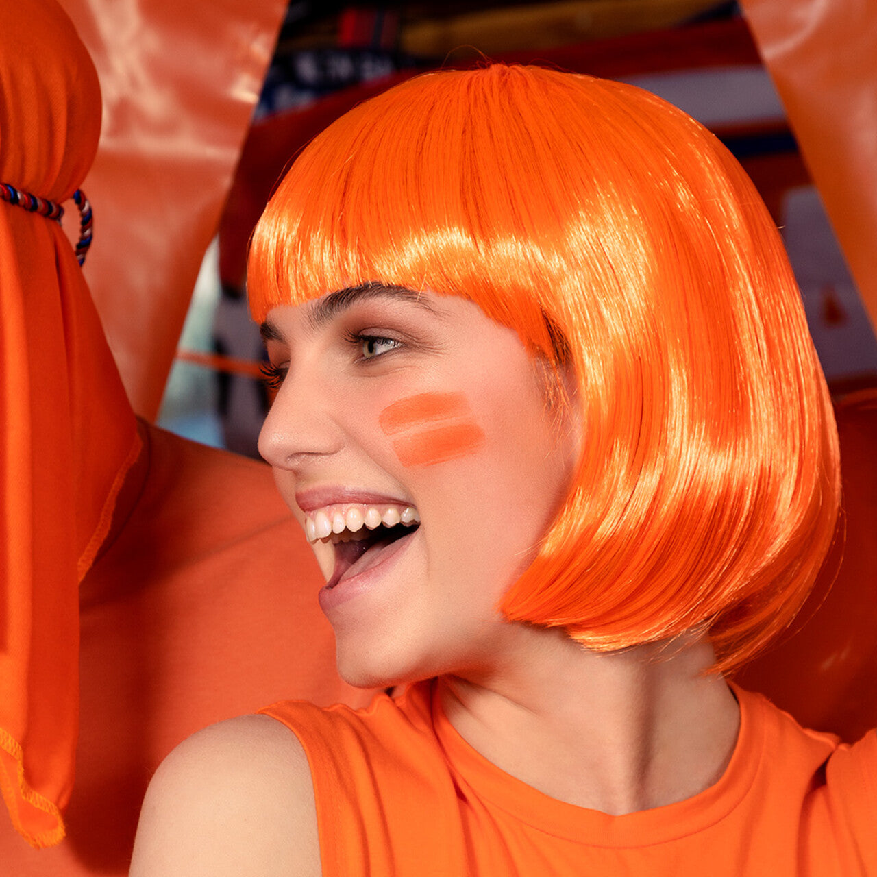 Op deze afbeelding zie je een Accessoires, van het merk Boland. Pruik Cabaret Jaren 20 Bob Oranje Uv