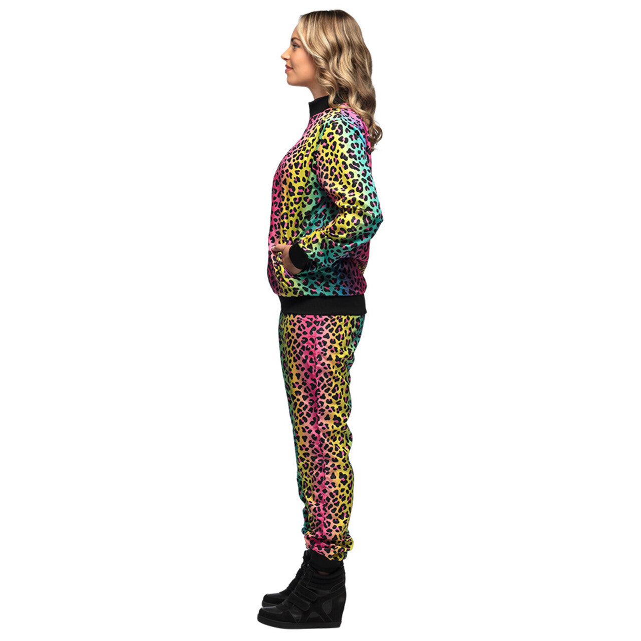 Op deze afbeelding zie je een Kostuums, van het merk Boland. Trainingspak Regenboogpanter Babe Vrouw Kostuum