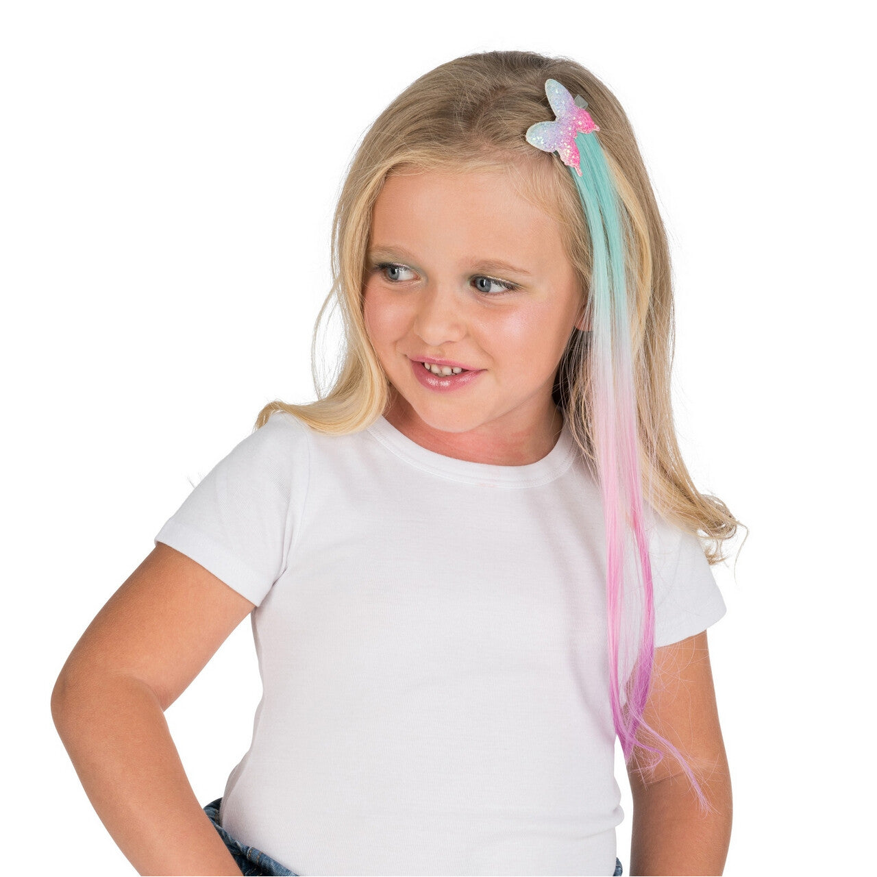 Op deze afbeelding zie je een Accessoires, van het merk Chaks. Haarclip Vlinder Met Blauw En Roze Haar