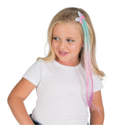 Op deze afbeelding zie je een Accessoires, van het merk Chaks. Haarclip Vlinder Met Blauw En Roze Haar