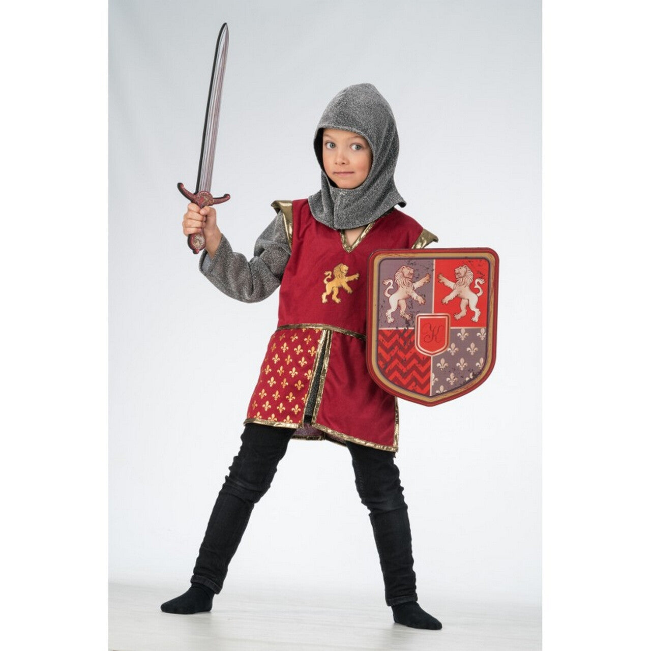 Op deze afbeelding zie je een Kostuums, van het merk Chaks. Red Lion Ridder Van Leeuwkasteel Jongen Kostuum