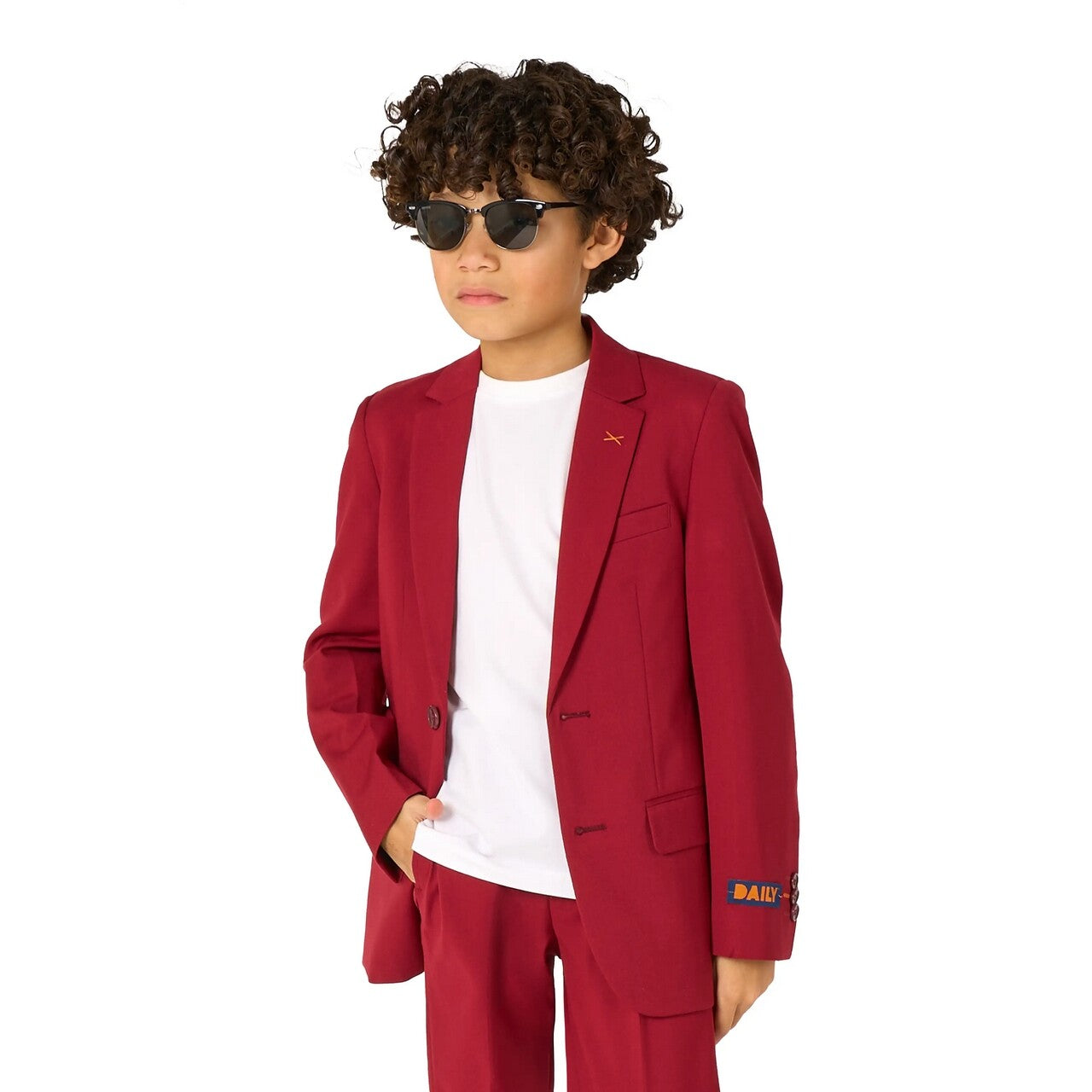 Op deze afbeelding zie je een Kostuums, van het merk Opposuits. Daily Bright Burgundy Jongen Kostuum