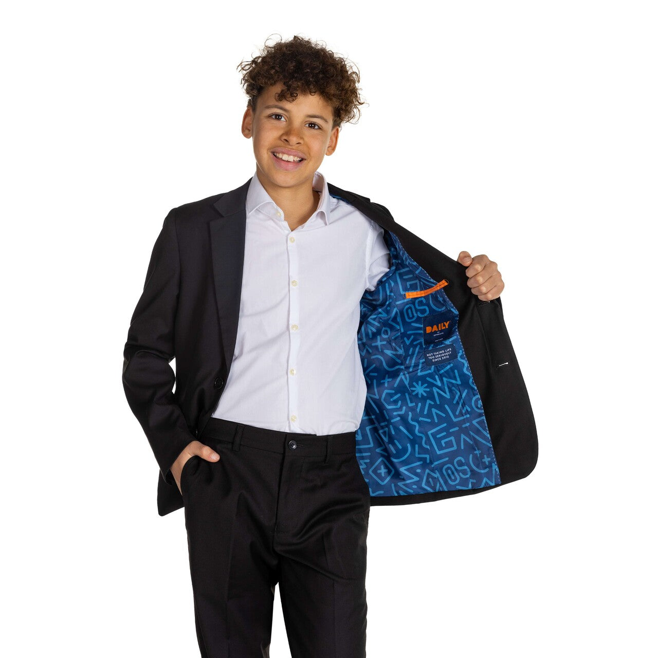 Op deze afbeelding zie je een Kostuums, van het merk Opposuits. Teen Boys Daily Deep Black Jongen Kostuum