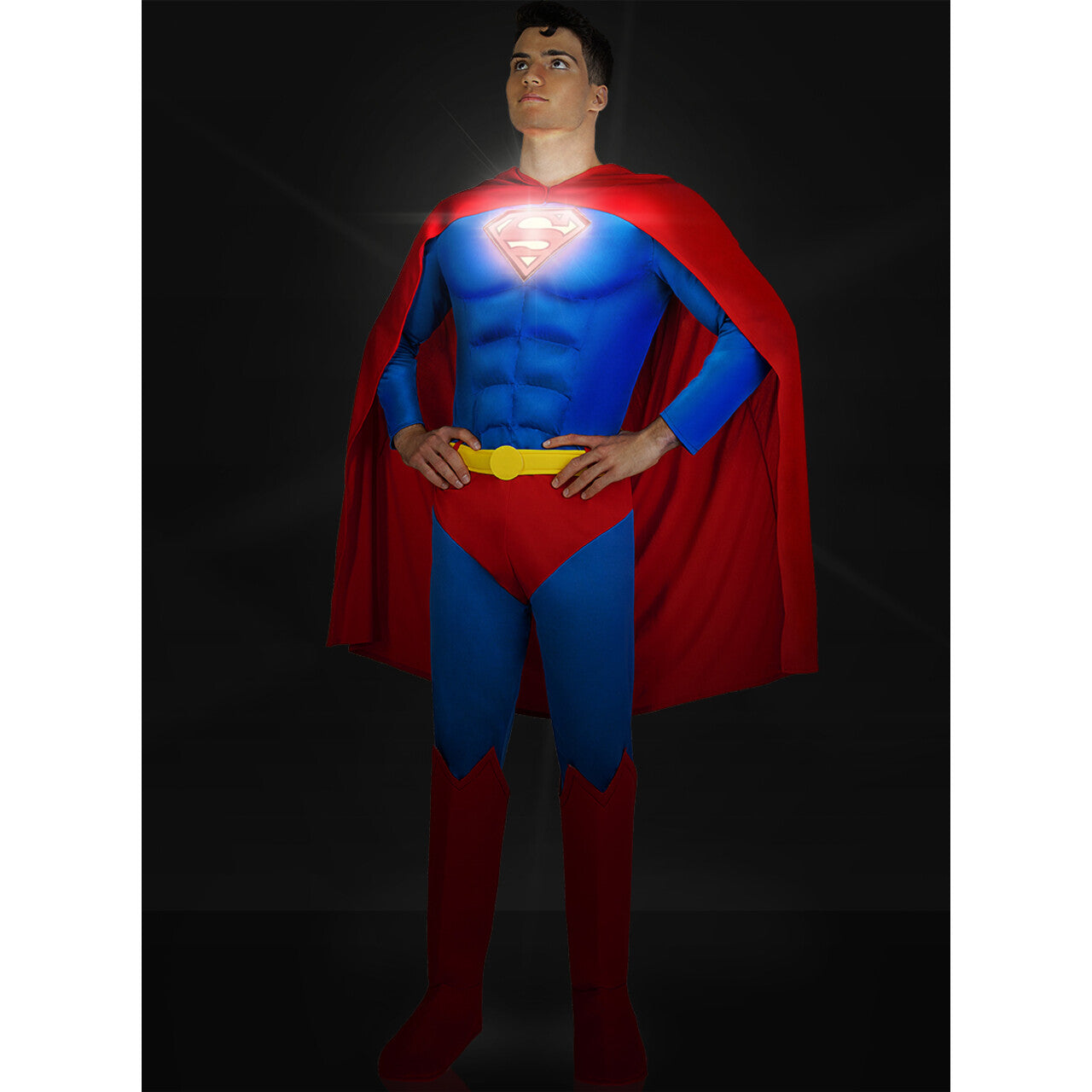 Op deze afbeelding zie je een Kostuums, van het merk Funidelia. Superman On Fire Met Lichtgevend Logo Kostuum