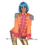 Op deze afbeelding zie je een Kostuums, van het merk Funny Fashion. Beatles Lonely Hearts Club Band Jas Oranje Vrouw