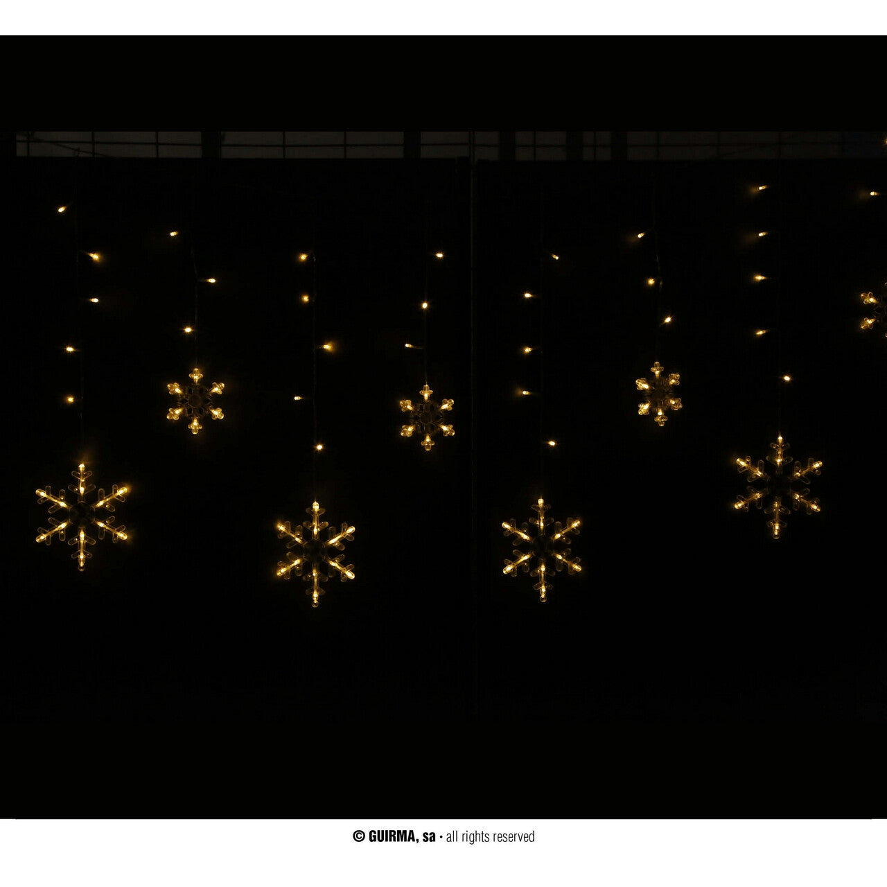 Op deze afbeelding zie je een Decoratie, van het merk Guirma. Licht Festijn Gordijn 12 Sneeuwvlokken Warm 138 Led