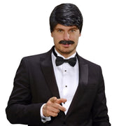 Op deze afbeelding zie je een Accessoires, van het merk Widmann. Pruik Playboy Met Snor Zwart