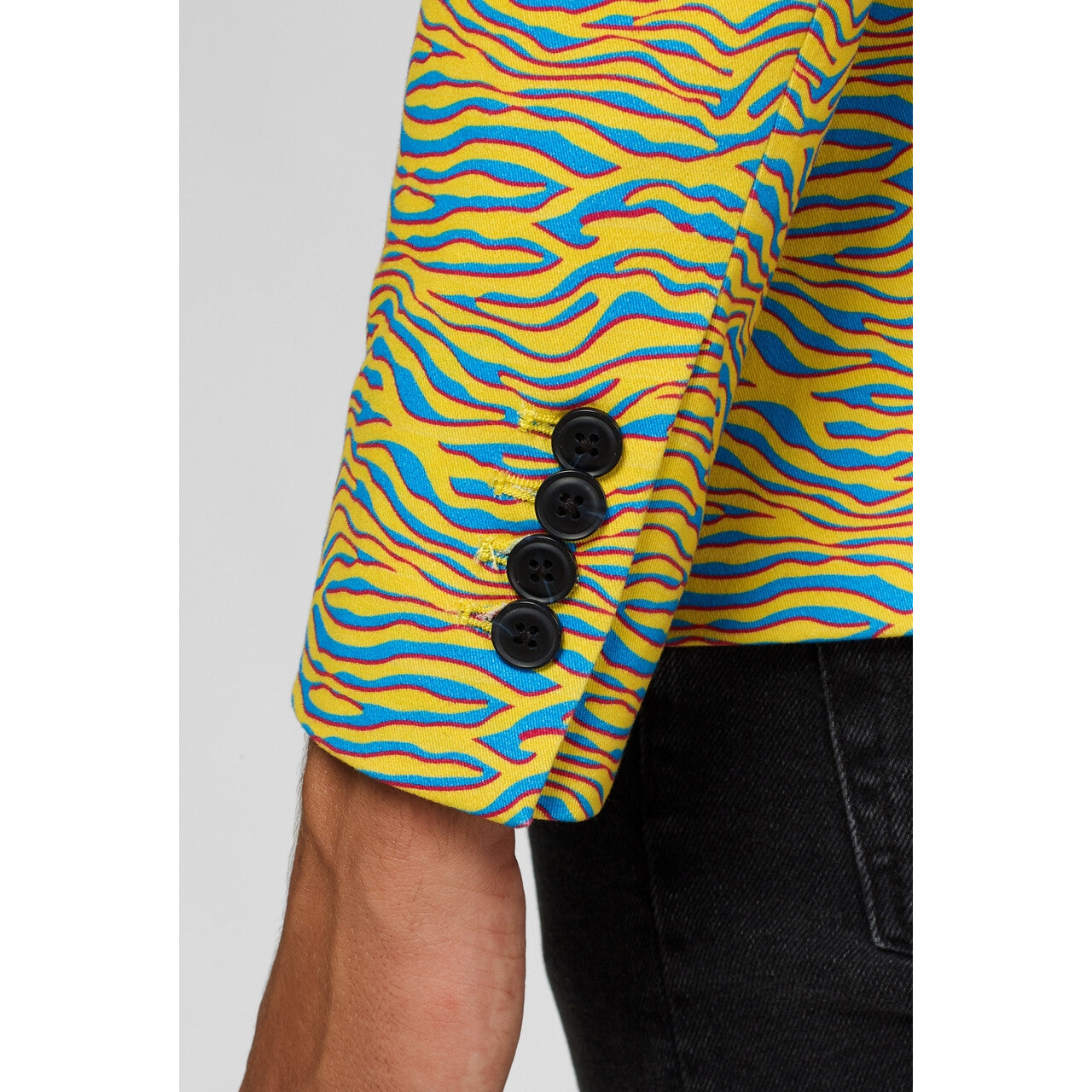 Op deze afbeelding zie je een Kostuums, van het merk Opposuits. Yellow Striped 80s Animal Jas Man