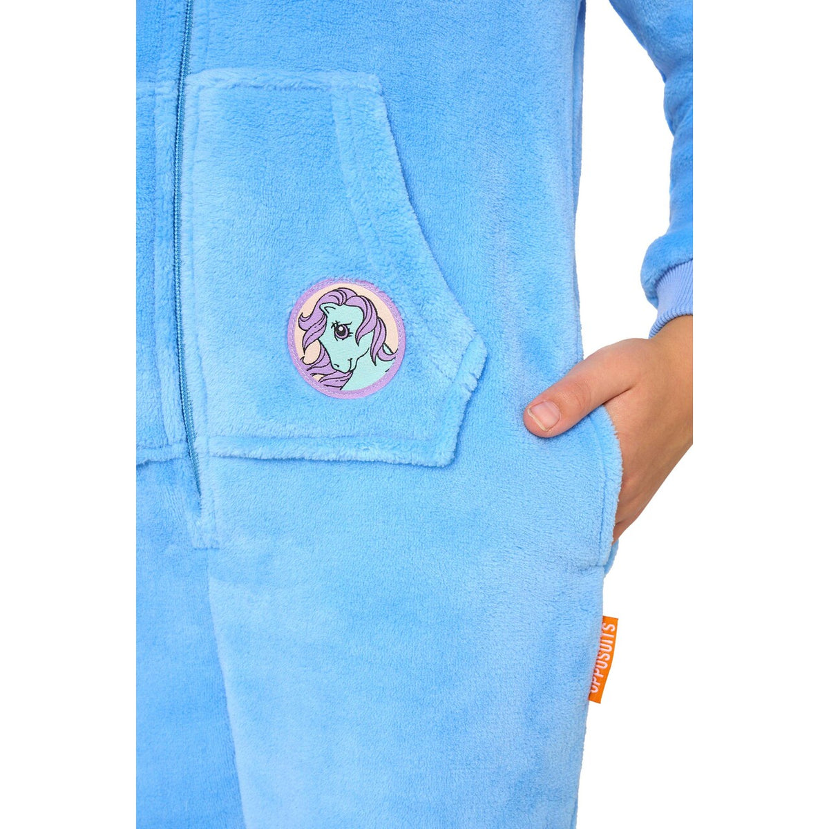 Op deze afbeelding zie je een Kostuums, van het merk Opposuits. Boys My Little Pony™ - Bluebelle Onesie Kind Kostuum