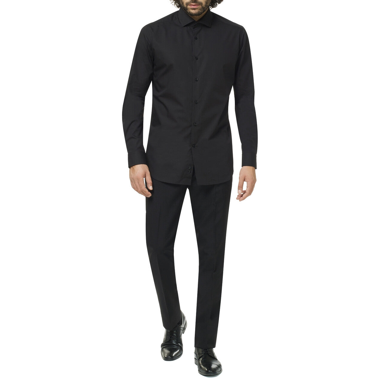 Op deze afbeelding zie je een Kostuums, van het merk Opposuits. Zwart Strak In Het Pak Overhemd Man