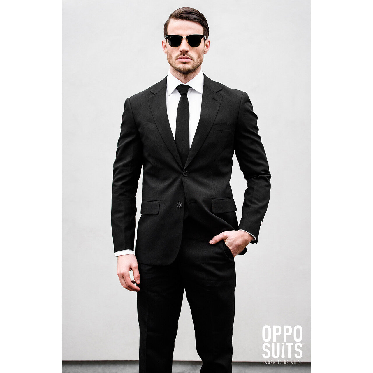 Op deze afbeelding zie je een Kostuums, van het merk Opposuits. Men In Black Knight Opposuit Man Kostuum