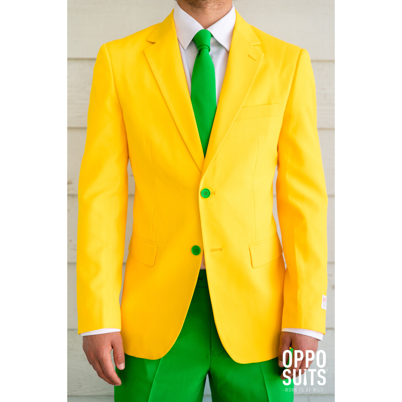 Op deze afbeelding zie je een Kostuums, van het merk Opposuits. Flashy Green And Gold Opposuit Man Kostuum