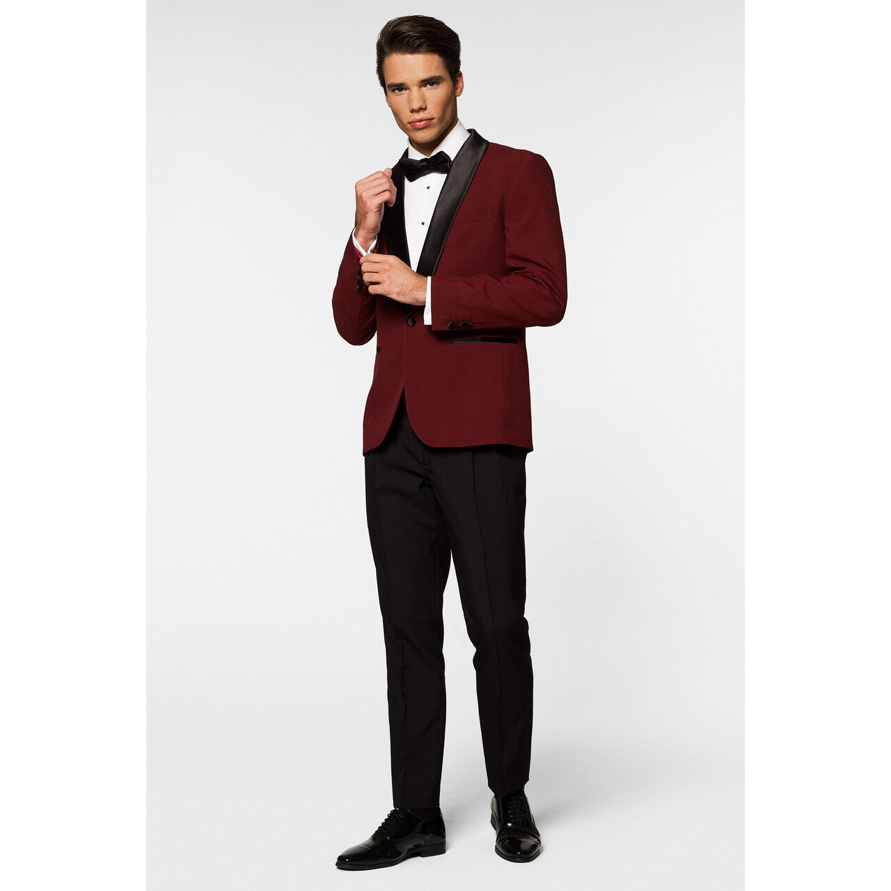 Op deze afbeelding zie je een Kostuums, van het merk Opposuits. Hot Burgundy Cocktail Party Man Kostuum