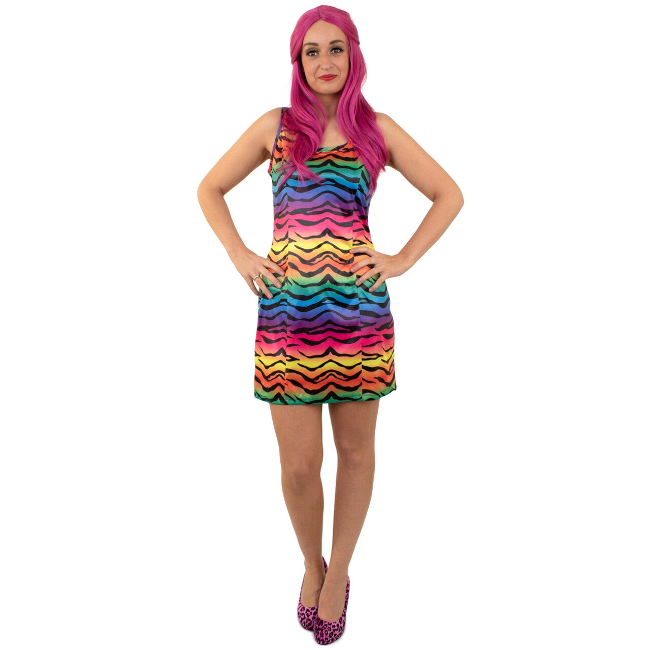 Op deze afbeelding zie je een Kostuums, van het merk PartyXplosion. Extra Gestreepte Regenboog Reza Vrouw Kostuum