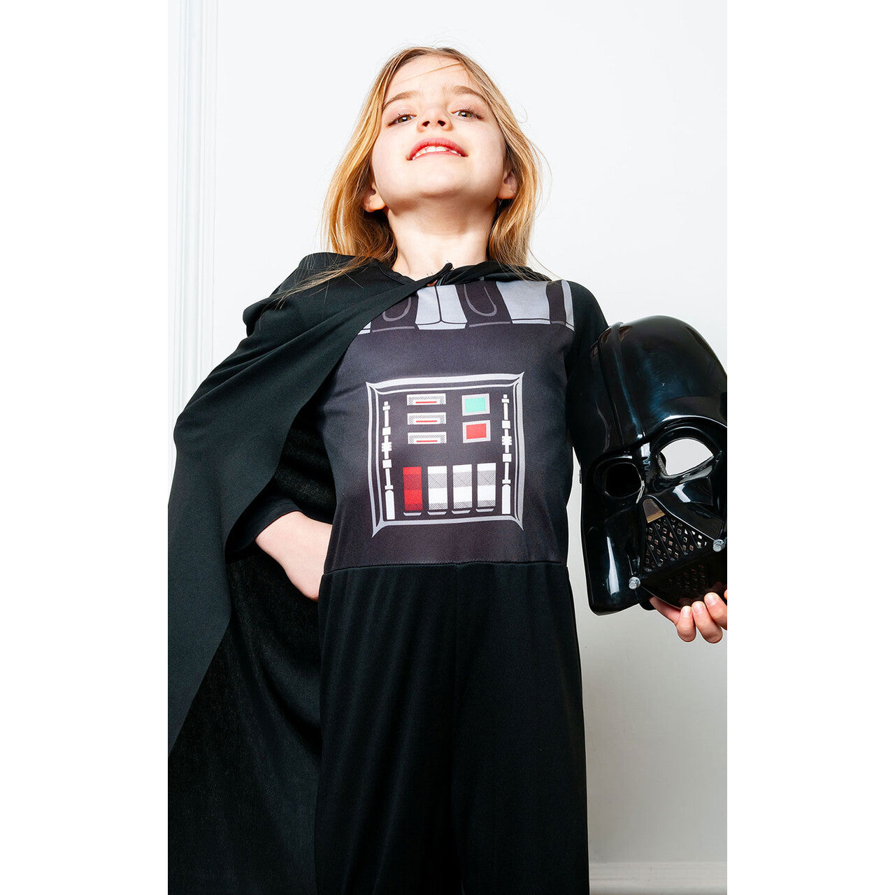 Op deze afbeelding zie je een Kostuums, van het merk Rubies. Darth Vader Kostuum Kind