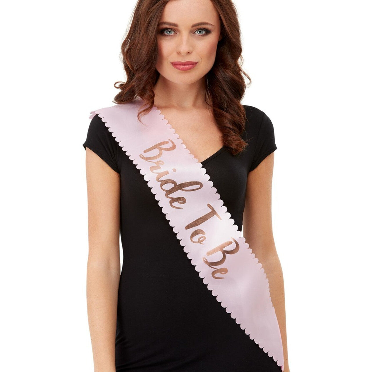 Op deze afbeelding zie je een Accessoires, van het merk Smiffy's. Bride To Be Sjerp Bijna De Bruid