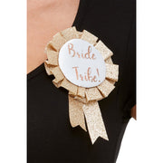 Op deze afbeelding zie je een Accessoires, van het merk Smiffy's. Bride Tribe Broche Huwelijk